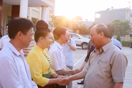 ​ 阮春福与奠边府市人民亲切握手