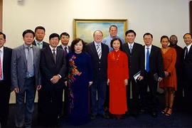 河内市代表团与开普敦市代表合影。