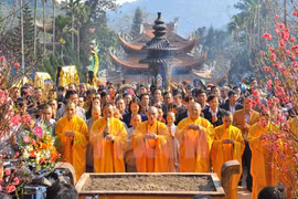 香山寺住持释明贤上座同曾妮佛子及代表们上香（图片来源：越通社）