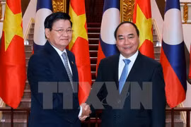阮春福总理阮春福与老挝总理通伦•西苏里举行会谈（图片来源：越通社）