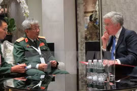 国防部副部长阮志咏上将会见英国国防大臣迈克尔•法伦（图片来源：越通社）