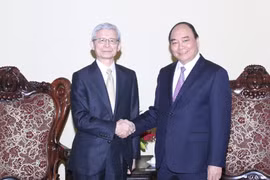 阮春福副总理​（右）与丰田集团执行副总裁小田邦彦 （左）