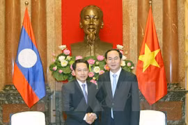 越南国家主席陈大光会见老挝外交部长沙伦赛·贡玛希。（图片来源：越通社）