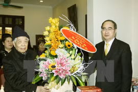越南祖国阵线中央委员会主席阮善仁向原越共中央总书记杜梅拜年（图片来源：越通社）