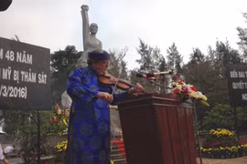 马迪逊·桂格斯组织执行经理麦克.波姆拉小提琴，缅怀被杀害的无辜平民（图片来源：越通社）