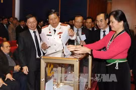 与会代表投票选出新一届领导人