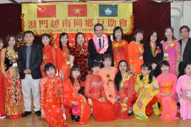 越南驻中国大使邓明奎与旅居澳门越南人合影留念。