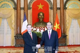 越南国家主席陈大光会见法国驻越大使贝特兰•洛尔道拉里（图片来源：越通社）