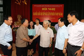 越共中央总书记阮富仲接触选民（图片来源于《越南之声广播电台》）