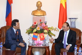 越南政府总理阮春福会见蒙古-越南友好协会会长达史肆维勒（图片来源：越通社）