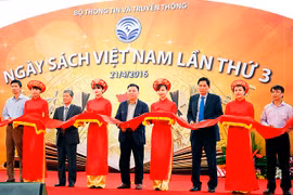 庆祝第三次越南读书日的图书节正在河内市统一公园举行。
