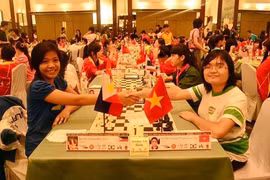 越南棋手阮清水仙（右）在比赛中（图：体育报）