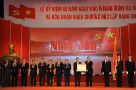丁世兄同志代表党和国家领导人向《人民报》社授予一级独立勋章。（图片来源：人民报网）