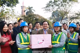 河内市市委书记黄忠海向首都河内劳动者拜年