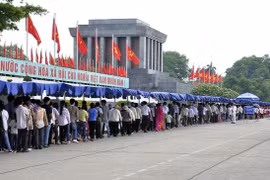 4·30和5·1假期期间逾6.3万人拜谒胡志明主席陵墓