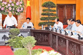 越南政府总理阮春福主持会议。（图片来源：越南人民报） 