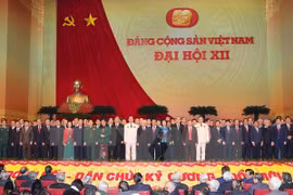 越共十二大中央委员会合影（图片来源：越通社） 