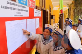 生存岛上战士们为选举工作做出准备（图片来源：越通社）