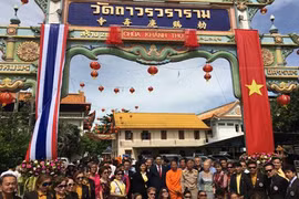 庆寿庙越南语标识牌挂牌仪式场景（图片来源：​vietnam+）