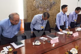 台塑河静钢铁兴业主管向越南民众鞠躬道歉（图片来源：越通社）