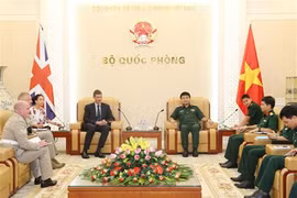 越南人民军副总参谋长武文俊上将会见了英国驻越大使贾尔斯·莱韦（图片来源：越南之声）