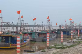 沿海省份需呼吁海上船舶尽快撤离到安全水域避风。
