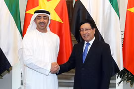 越南政府副总理兼外长范平明与阿联酋外交与国际合作部部长谢赫阿卜杜拉•本•扎耶德•阿勒纳哈扬​ 