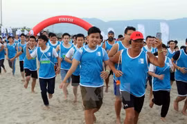 “岘港海滩赤足奔跑”比赛活动（图片来源：越通社）