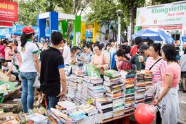 胡志明市图书节吸引大量读者参加（图片来源：因特网）