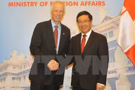 越南政府副总理兼外交部长范平明和加拿大外交部长斯特凡纳•迪翁（图片来源：越通社）