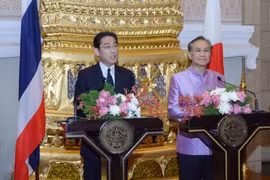 日本外相岸田文雄（左）与泰国外长敦·巴穆威奈。