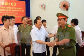 国会副主席杜伯巳与宁顺省代表就选举安全工作进行交谈（图片来源：越通社）