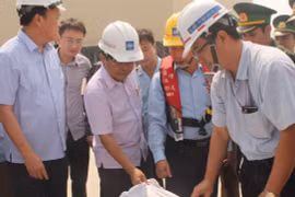 有关机构代表检查Formosa进口的铝土矿泥（图片来源于网络）
