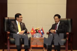 越南政府副总理兼外交部部长范平明会见老挝外交部长沙伦赛·贡玛希（图片来源：越通社）