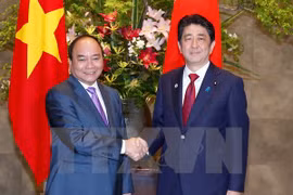 越南政府总理阮春福和日本首相安倍晋三（图片来源：越通社）