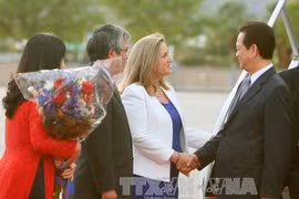 越南政府总理阮晋勇抵达美国加利福尼亚州棕榈泉国际机场 