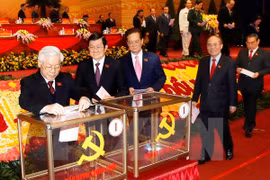 越共中央领导人投票选出新一届中央委员会