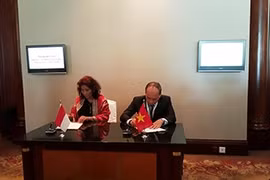 越南农业与农村发展部副部长武文八与印尼海洋事务和渔业部部长苏西·普吉亚斯图蒂签署合作协议（图片来源：越通社）
