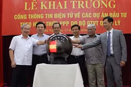 网站开通仪式。（图片来源：越南快讯报网）