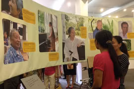 “老人的故事”图片展在河内举行