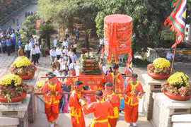 胡志明市举行向雄王国祖上供圆柱形粽子典礼