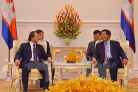 柬埔寨首相洪森与越共中央委员、信息与传媒部部长张明俊。