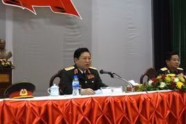 越南国防部长吴春历大将在老挝凯山丰威汉国防学院发表讲话。