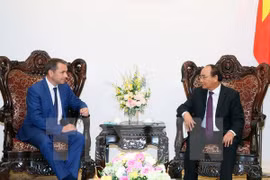 越南政府总理阮春福会见法国驻越大使琼•诺埃尔•波伊里尔（图片来源：越通社）