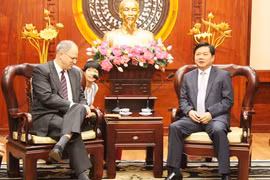 胡志明市委书记丁罗升会见德国驻越大使克里斯蒂安•贝格尔（图片来源：nld.com.vn）
