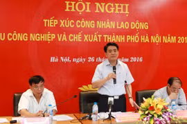 河内市人民委员会主席阮德钟在对话会上致辞。