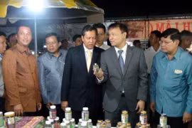 游客参观2016年安江省靖边国际贸易展销会（图片来源：http://www.bienphong.com.vn/）