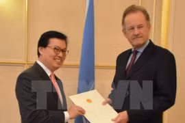 杨志勇大使向联合国驻日内瓦总部办事处代理总干事莫勒递交国书（图片来源：越通社）