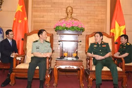 越南人民军总政治局主任梁强上将亲切会见中共中央军事委员会政治工作部主任尹洪文少将（图片来源：越南人民军队报）