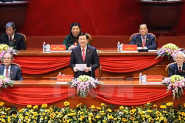 越共第十一届中央政治局委员、国家主席张晋创代表主席团主持闭幕会。